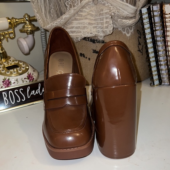 Brand new without box, patent leather platform loafers with block heel - Picture 2 of 4